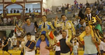 GRAN CORRIDA DE TOROS EN DAIMIEL. LOS TRES ESPADAS A HOMBROS JUNTO AL MAYORAL DE LA GANADERÍA.