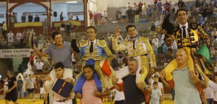 GRAN CORRIDA DE TOROS EN DAIMIEL. LOS TRES ESPADAS A HOMBROS JUNTO AL MAYORAL DE LA GANADERÍA.