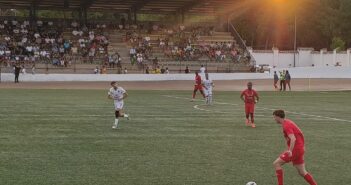 EL TRÍO ARBITRAL CONDENA AL DAIMIEL . 2 – 0 . Nueva derrota del Daimiel en Tomelloso .